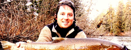 0b0c5d00049ef3fd1038ed273363a202 a person holding a fish